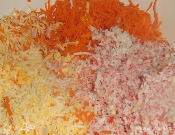 Морковь, сыр, чеснок и крабовые палочки натереть на терке. По желанию добавить соль. Заправить салат майонезом. Перемешать.