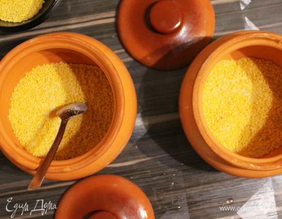 В горшочек объемом примерно 800–900 мл насыпаем 100 г пшена, добавляем сахар и соль.