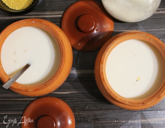 К крупе вливаем молоко в соотношении 1:5 — 500 мл.