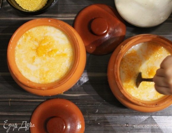 Кладем в горшочек натертую тыкву.