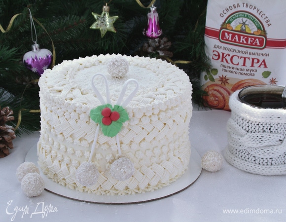 Готовый торт можно украсить по своему вкусу. Так как сейчас зима, я решила «утеплить» свой тортик и «обвязала» его. Для этого взбила до белой пышной массы сливочное масло с сахарной пудрой, добавила сливочный сыр и ванилин и все еще раз взбила. Крем переложить в кондитерский мешок и украсить торт. Вкусный фисташковый торт с нежным шоколадным кремом и клубничным конфи готов!