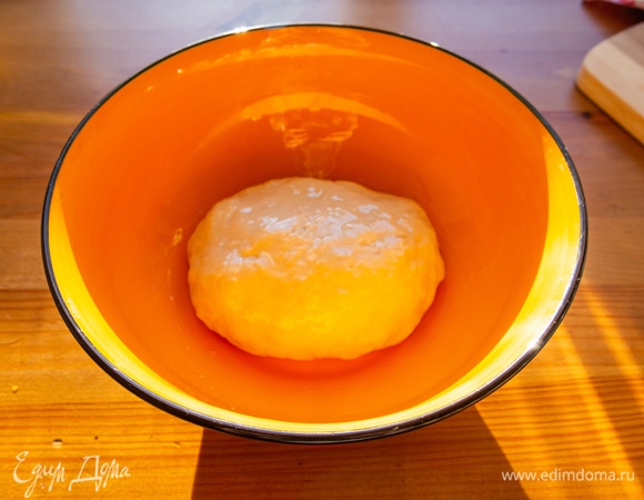 Тесто поместить в емкость, слегка смазать маслом и накрыть пленкой. Поставить в теплое место на 30–40 минут.