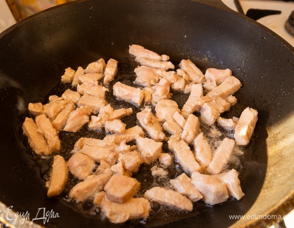 Обжарить на сковороде в растительном масле 2–3 минуты, пока курица не станет белой.