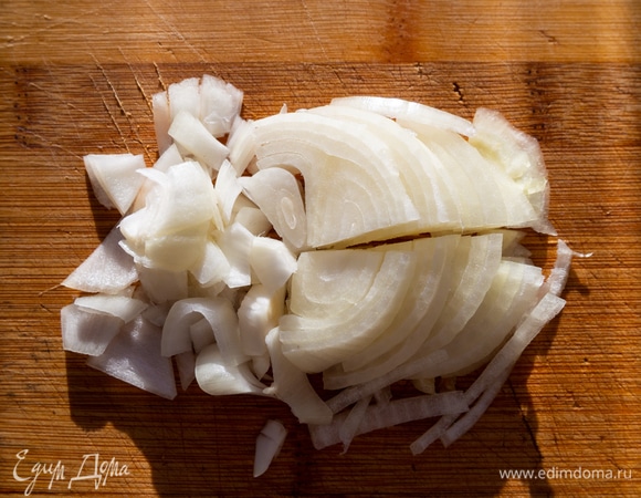 Нарезать лук.