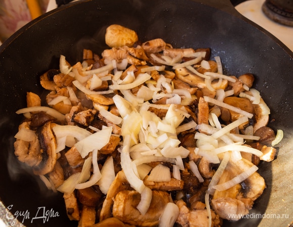 Добавить лук к курице с грибами, слегка обжарить.