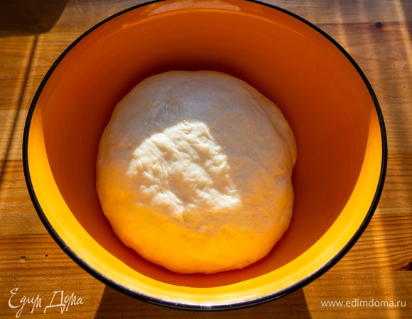 Начинку выключить, дать немного остыть. К этому времени тесто уже подошло и увеличилось в размерах вдвое.