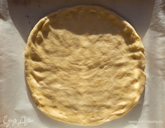 Раскатать тесто в круг, сделав небольшие бортики. У меня круг вышел в диаметре около 30 см.