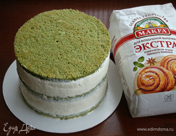 Готовый торт поставить в холодильник для застывания на 2–3 часа.