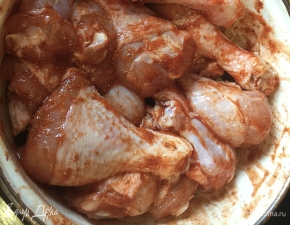 Хорошо перемешайте и оставьте мариноваться минимум на 30 минут.