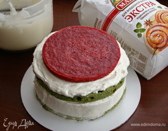 Аналогично сделать и второй ярус: крем, конфи, крем, бисквит.