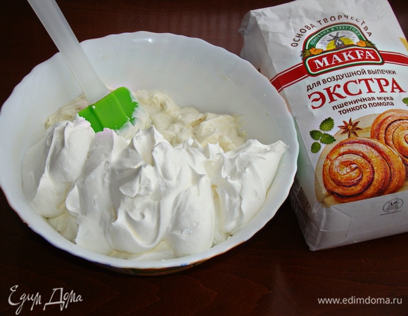 К сырно-шоколадной массе добавить взбитые сливки и все аккуратно перемешать лопаткой. Готовый крем поставить на полчаса в холодильник, чтобы он стал более плотным.