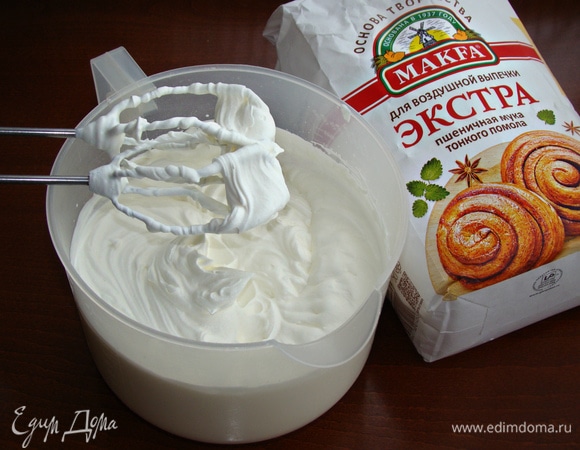 В отдельной миске взбить до устойчивых пиков охлажденные сливки.