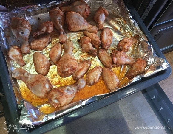 Через 20 минут (к этому времени голени и крылышки должны подрумяниться) переверните курицу на другую сторону, готовьте еще 20 минут.