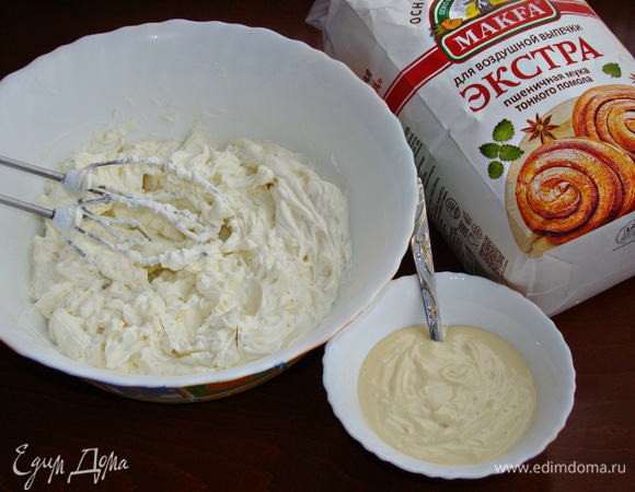 Шоколад растопить или на водяной бане, или в микроволновке и остудить до комнатной температуры. Сливочный сыр взбить с сахарной пудрой и ванилином. Затем к сыру добавить шоколад и все перемешать.