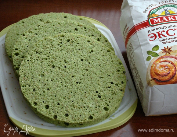 Остывший бисквит разрезать на три коржа. Он не требует дополнительной пропитки, так как получился в меру влажным и мягким.