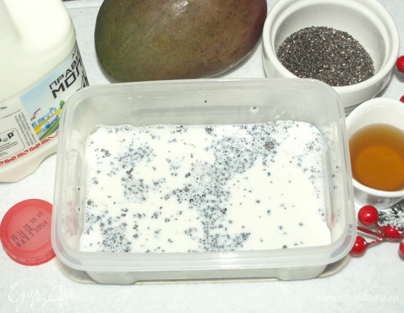 2,5 ст. л. семян чиа заливаем 100 мл ПравильногоМолока АО АИСФеР, добавляем 1 ст. л. сиропа топинамбура. Удобней делать это в контейнере с герметичной крышкой. Закрыть контейнер крышкой и поставить в холодильник на несколько часов или на ночь.