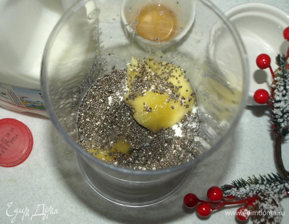 Манго очищаем, нарезаем кусочками и отправляем в чашу погружного блендера. Добавляем 2,5 ст. л. семян чиа и 2 ст. л сиропа, 100 мл ПравильногоМолока АО АИСФеР.