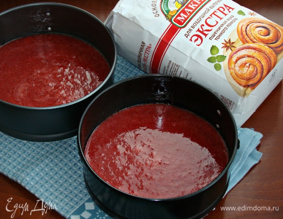 Клубничное пюре разлить в две формы (18 см) и поставить в морозильную камеру для застывания.