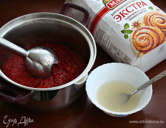 Клубнику с сахаром измельчить блендером до однородности и прогреть до растворения сахара.