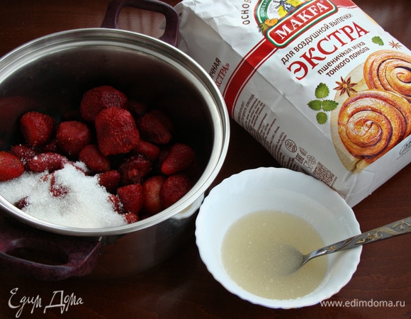 Клубнику разморозить, желатин залить небольшим количеством холодной воды.