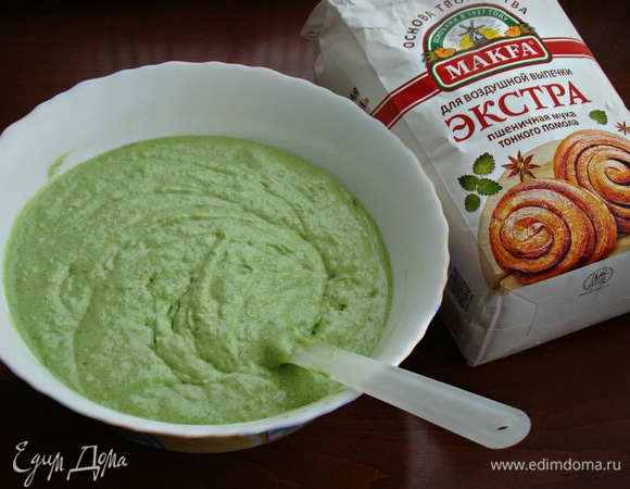 Готовую массу переложить в форму для выпечки (20 см), дно которой застелить пекарской бумагой и поставить в разогретую до 180°C духовку примерно на 40 минут. Готовность проверить шпажкой. Готовому бисквиту дать хорошо остыть и при желании можно завернуть в пищевую пленку и положить в холодильник на пару часов.