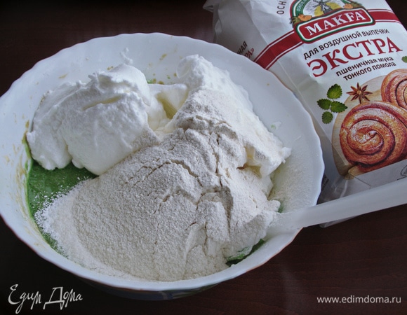 В два приема всыпать просеянную с разрыхлителем муку «Экстра» MAKFA, аккуратно перемешивая лопаткой.