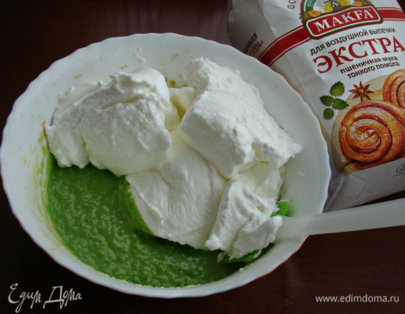 К желтковой массе добавить взбитые белки и все аккуратно перемешать лопаткой.