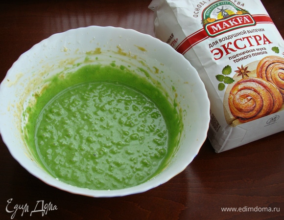 Так как фисташковая паста не дает необходимого зеленого цвета, добавить пару капель пищевого красителя и все перемешать до однородности.