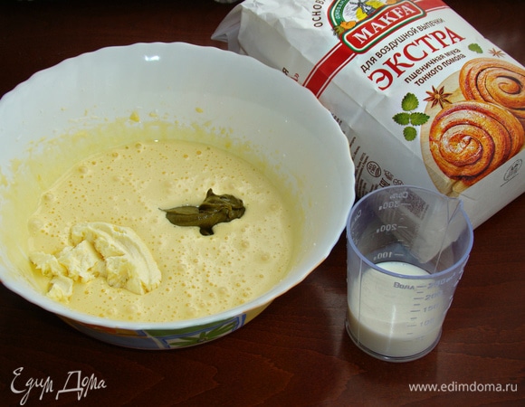 Затем к желткам добавить фисташковую пасту, молоко и размягченное сливочное масло. Все перемешать.