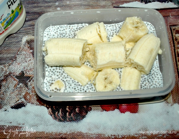 Непосредственно перед подачей достаем контейнер с семенами чиа, добавляем два очищенных банана и измельчаем погружным блендером.