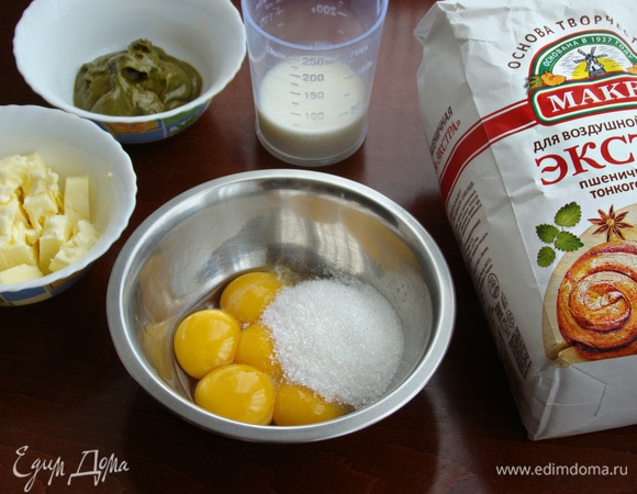 К желткам всыпать оставшуюся часть сахара и взбить в пышную светлую массу.