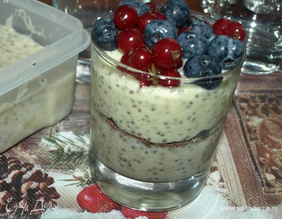 На шоколадную прослойку выкладываем слой из манго и чиа. Сверху украшаем свежими ягодами.