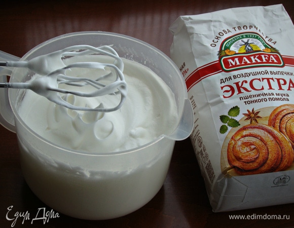 Взбить белки с сахаром в крепкую устойчивую массу.