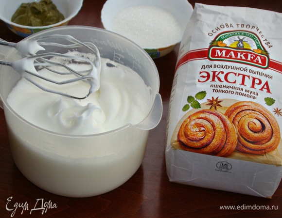 Взбить белки до мягких пиков, затем всыпать 2/3 сахара от общего количества.