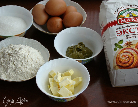 Подготовить все ингредиенты. Они должны быть комнатной температуры. Яйца разделить на белки и желтки.