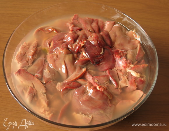 Подготовим продукты, печень промоем.