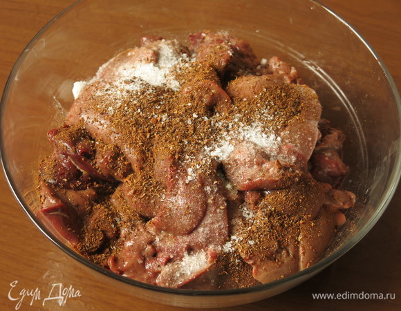 Печень солим и перчим смесью пяти перцев.