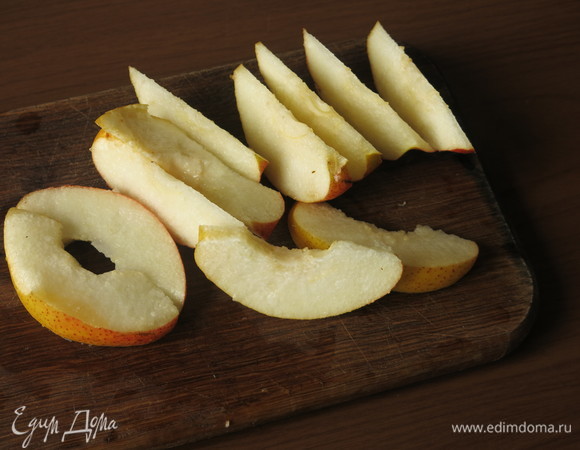 Нарезаем грушу без семян.
