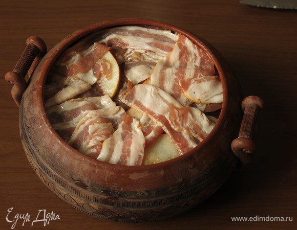 Сверху — слой бекона.