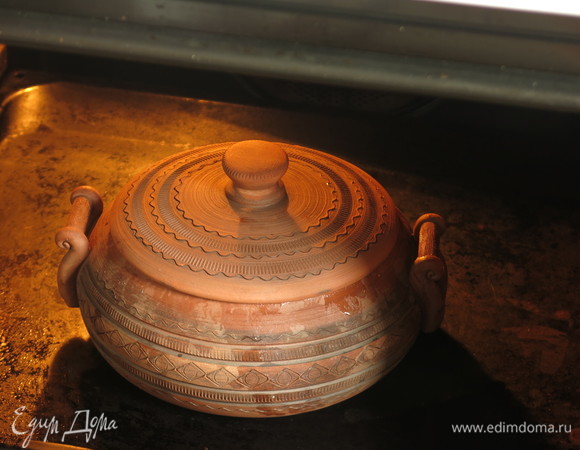 Закрываем крышкой. Ставим в духовку при 200°C на 1,5 часа.