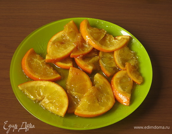 Обжариваем апельсины, переворачиваем аккуратно, обжариваем с другой стороны, выкладываем на блюдо.
