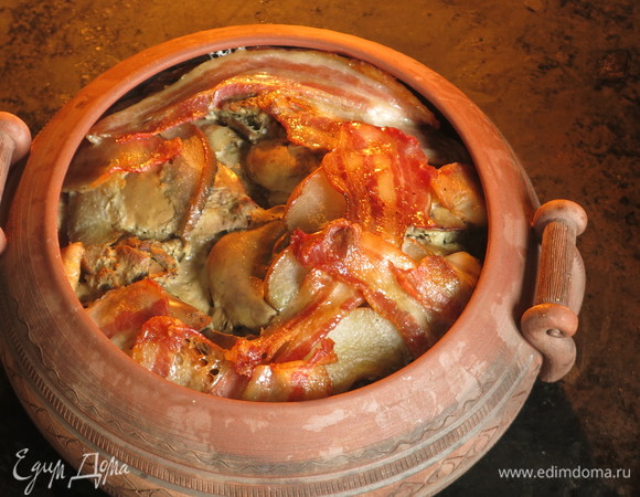 Достаем горшочек через 1,5 часа, снимаем крышку и ставим при 160°C без крышки еще на 30 минут.