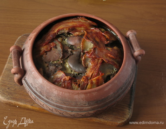 Достаем горшочек, подаем сразу же или охлаждаем (тогда получится закуска). Вот такой получается горшочек. Рецепт-эксперимен: планировала готовить печень в беконе и запекать на противне с апельсинами, но печенка была не аккуратными кусочками, пришлось модернизировать рецепт.