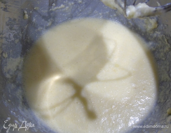 Мягкое сливочное масло взбиваем с сахаром и ванилью. Добавляем яйцо, продолжая взбивать, затем — молоко.