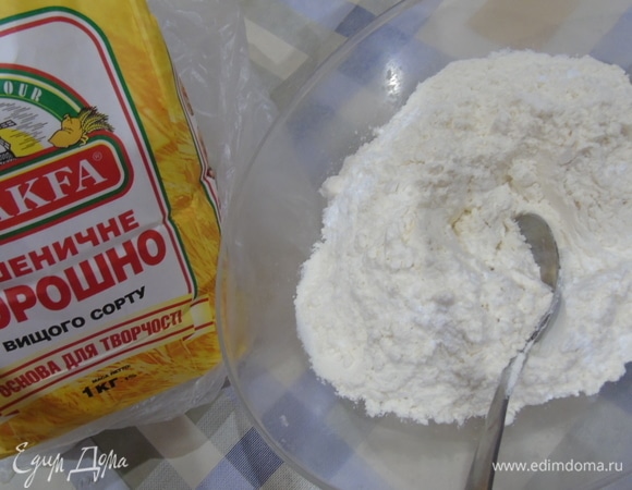 Муку пшеничную MAKFA просеиваем и смешиваем с разрыхлителем.