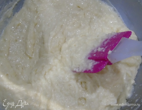 Всыпаем муку и перемешиваем. Тесто будет, как на пышные оладьи.