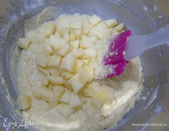 Яблоки очищаем и нарезаем кубиками. Нужно 2 больших или же 3 средних яблока. Перемешиваем.