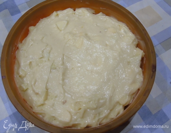 Выкладываем в форму диаметром 20 см.