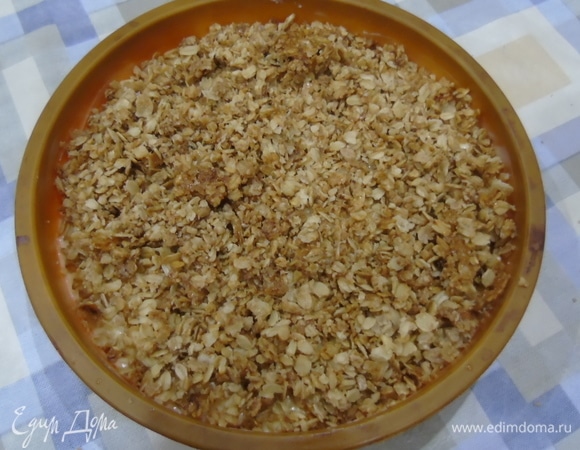 Сверху посыпаем жареными хлопьями.