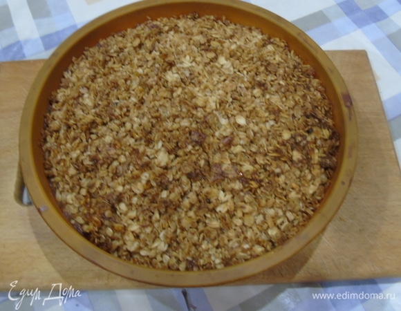 Выпекаем при температуре 180°C примерно 45 минут до сухой спички. Достаем из духовки и даем немного остыть, вынимаем из формы.